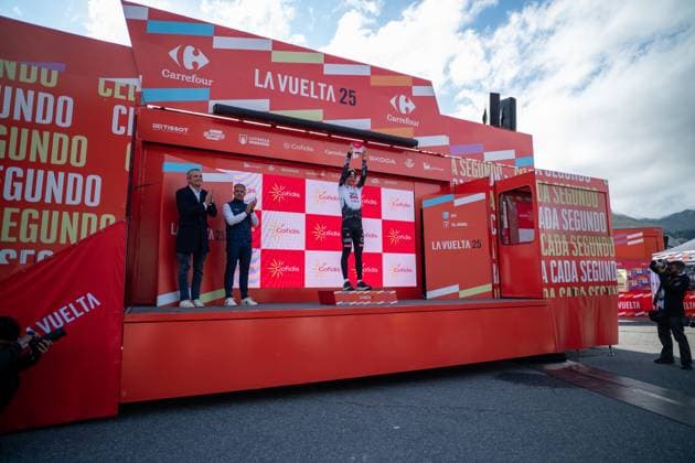 La Vuelta - 80th Tour of Spain 2025 - Stage 6 Jay Vine from Australia of the UAE Team Emirates XRG stands on the podium in stage 6 of La Vuelta 2025, which connects Olot in Girona and Pal in Andorra, in Pal, Andorra, on August 28, 2025. Andorra Arinsal Andorra  Copyright: xMartinxSilvaxCosentinox originalFilename:silvacosentino-jayvinef250828_npeSj.jpg