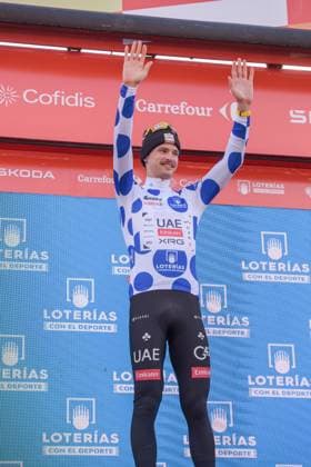 La Vuelta - 80th Tour of Spain 2025 - Stage 6 Jay Vine from Australia of the UAE Team Emirates XRG stands on the podium in stage 6 of La Vuelta 2025, which connects Olot in Girona and Pal in Andorra, in Pal, Andorra, on August 28, 2025. Andorra Arinsal Andorra  Copyright: xMartinxSilvaxCosentinox originalFilename:silvacosentino-jayvinef250828_npgCE.jpg