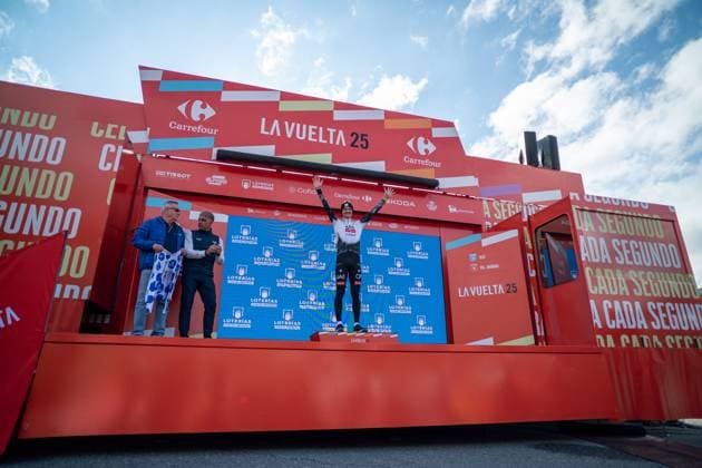 La Vuelta - 80th Tour of Spain 2025 - Stage 6 Jay Vine from Australia of the UAE Team Emirates XRG stands on the podium in stage 6 of La Vuelta 2025, which connects Olot in Girona and Pal in Andorra, in Pal, Andorra, on August 28, 2025. Andorra Arinsal Andorra  Copyright: xMartinxSilvaxCosentinox originalFilename:silvacosentino-jayvinef250828_npUw7.jpg