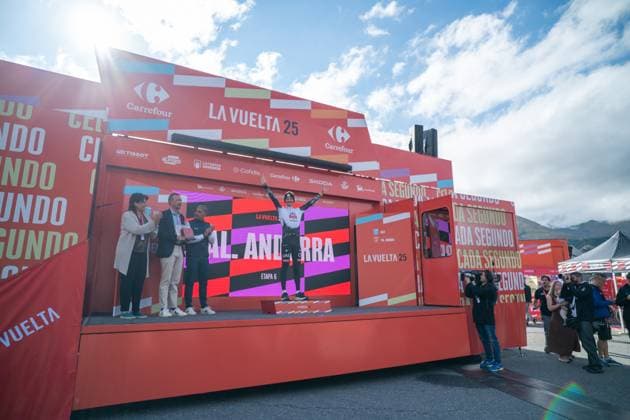La Vuelta - 80th Tour of Spain 2025 - Stage 6 Jay Vine from Australia of the UAE Team Emirates XRG stands on the podium in stage 6 of La Vuelta 2025, which connects Olot in Girona and Pal in Andorra, in Pal, Andorra, on August 28, 2025. Andorra Arinsal Andorra  Copyright: xMartinxSilvaxCosentinox originalFilename:silvacosentino-jayvinef250828_np0UK.jpg