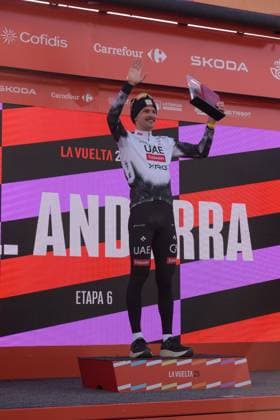 La Vuelta - 80th Tour of Spain 2025 - Stage 6 Jay Vine from Australia of the UAE Team Emirates XRG stands on the podium in stage 6 of La Vuelta 2025, which connects Olot in Girona and Pal in Andorra, in Pal, Andorra, on August 28, 2025. Andorra Arinsal Andorra  Copyright: xMartinxSilvaxCosentinox originalFilename:silvacosentino-jayvinef250828_np7o2.jpg