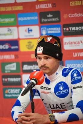 La Vuelta - 80th Tour of Spain 2025 - Stage 6 Jay Vine from Australia of the UAE Team Emirates XRG stands on the podium in stage 6 of La Vuelta 2025, which connects Olot in Girona and Pal in Andorra, in Pal, Andorra, on August 28, 2025. Andorra Arinsal Andorra  Copyright: xMartinxSilvaxCosentinox originalFilename:silvacosentino-jayvinef250828_np7sp.jpg