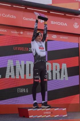 La Vuelta - 80th Tour of Spain 2025 - Stage 6 Jay Vine from Australia of the UAE Team Emirates XRG stands on the podium in stage 6 of La Vuelta 2025, which connects Olot in Girona and Pal in Andorra, in Pal, Andorra, on August 28, 2025. Andorra Arinsal Andorra  Copyright: xMartinxSilvaxCosentinox originalFilename:silvacosentino-jayvinef250828_np8N1.jpg