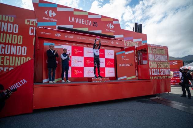 La Vuelta - 80th Tour of Spain 2025 - Stage 6 Jay Vine from Australia of the UAE Team Emirates XRG stands on the podium in stage 6 of La Vuelta 2025, which connects Olot in Girona and Pal in Andorra, in Pal, Andorra, on August 28, 2025. Andorra Arinsal Andorra  Copyright: xMartinxSilvaxCosentinox originalFilename:silvacosentino-jayvinef250828_npnjq.jpg