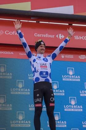 La Vuelta - 80th Tour of Spain 2025 - Stage 6 Jay Vine from Australia of the UAE Team Emirates XRG stands on the podium in stage 6 of La Vuelta 2025, which connects Olot in Girona and Pal in Andorra, in Pal, Andorra, on August 28, 2025. Andorra Arinsal Andorra  Copyright: xMartinxSilvaxCosentinox originalFilename:silvacosentino-jayvinef250828_npNsH.jpg