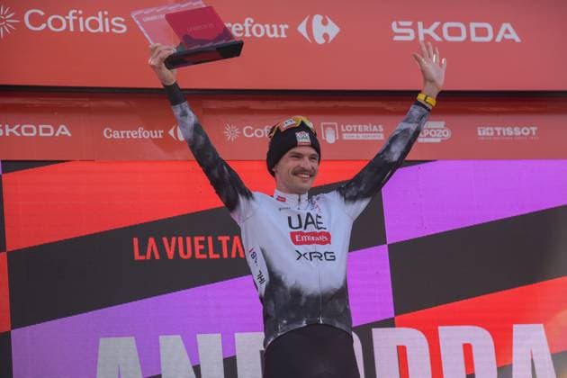 La Vuelta - 80th Tour of Spain 2025 - Stage 6 Jay Vine from Australia of the UAE Team Emirates XRG stands on the podium in stage 6 of La Vuelta 2025, which connects Olot in Girona and Pal in Andorra, in Pal, Andorra, on August 28, 2025. Andorra Arinsal Andorra  Copyright: xMartinxSilvaxCosentinox originalFilename:silvacosentino-jayvinef250828_npnSz.jpg