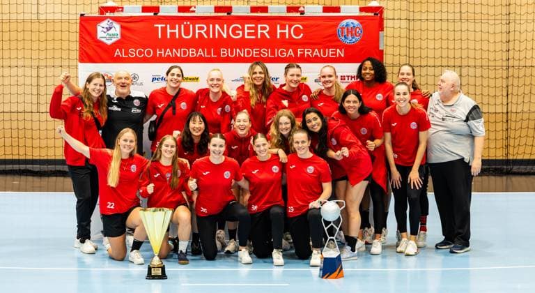 28 08 2025, GER, Handball, Women, Season 2025 2026, Alsco 1 Bundesliga, Thueringer HC Season opening public training Team presentation shows the Thueringer HC team with the two trophies of the EHF European Cup and the DHB Super Cup, Julie Holm Thueringer HC,8 Herbert Mueller Thueringer HC,Trainer Josefine Hanfland Thueringer HC,57 Johanna Reichert Thueringer HC,29 Anika Niederwieser Thueringer HC,14 Kim Ott Thueringer HC,25 Laura Kuske Thueringer HC,11 Sharon Nooitmeer Thueringer HC,3 Csenge Kuczora Thueringer HC,59 Helfried Mueller Thueringer HC,Co Trainer Rikke Hoffbeck Petersen Thueringer HC,22 Natsuki Aizawa Thueringer HC,23 Nathalie Hendrikse Thueringer HC,6 Christina Loevgren Hallberg Thueringer HC,1 Giulia Guarieiro Thueringer HC,13 Jana Scheib Thueringer HC,20 Maria Galic Thueringer HC, sports physiotherapist Anna Szabo Thueringer HC,26 Dilayla Alarslan Thueringer HC,38 Luca Farago Thueringer HC,19 99947 Bad Langensalza Salza Halle Sporthalle Mehrz Thüringen Germany