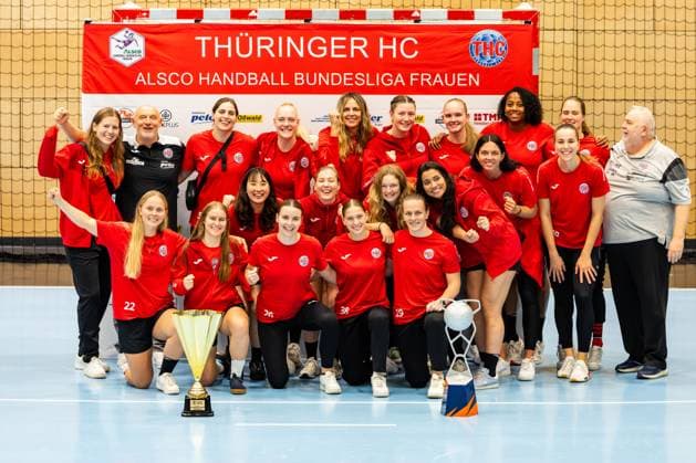 28 08 2025, GER, Handball, Women, Season 2025 2026, Alsco 1 Bundesliga, Thueringer HC Season opening public training Team presentation shows the Thueringer HC team with the two trophies of the EHF European Cup and the DHB Super Cup, Julie Holm Thueringer HC,8 Herbert Mueller Thueringer HC,Trainer Josefine Hanfland Thueringer HC,57 Johanna Reichert Thueringer HC,29 Anika Niederwieser Thueringer HC,14 Kim Ott Thueringer HC,25 Laura Kuske Thueringer HC,11 Sharon Nooitmeer Thueringer HC,3 Csenge Kuczora Thueringer HC,59 Helfried Mueller Thueringer HC,Co Trainer Rikke Hoffbeck Petersen Thueringer HC,22 Natsuki Aizawa Thueringer HC,23 Nathalie Hendrikse Thueringer HC,6 Christina Loevgren Hallberg Thueringer HC,1 Giulia Guarieiro Thueringer HC,13 Jana Scheib Thueringer HC,20 Maria Galic Thueringer HC, sports physiotherapist Anna Szabo Thueringer HC,26 Dilayla Alarslan Thueringer HC,38 Luca Farago Thueringer HC,19 99947 Bad Langensalza Salza Halle Sporthalle Mehrz Thüringen Germany