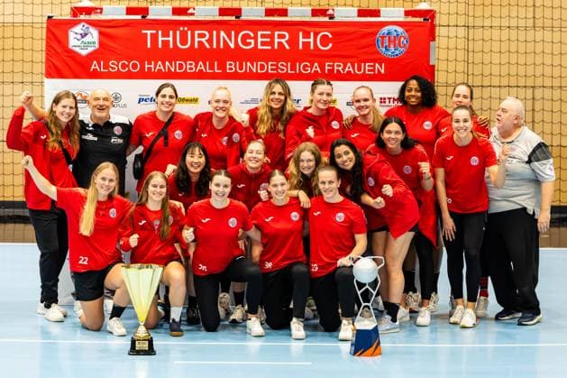 28 08 2025, GER, Handball, Women, Season 2025 2026, Alsco 1 Bundesliga, Thueringer HC Season opening public training Team presentation shows the Thueringer HC team with the two trophies of the EHF European Cup and the DHB Super Cup, Julie Holm Thueringer HC,8 Herbert Mueller Thueringer HC,Trainer Josefine Hanfland Thueringer HC,57 Johanna Reichert Thueringer HC,29 Anika Niederwieser Thueringer HC,14 Kim Ott Thueringer HC,25 Laura Kuske Thueringer HC,11 Sharon Nooitmeer Thueringer HC,3 Csenge Kuczora Thueringer HC,59 Helfried Mueller Thueringer HC,Co Trainer Rikke Hoffbeck Petersen Thueringer HC,22 Natsuki Aizawa Thueringer HC,23 Nathalie Hendrikse Thueringer HC,6 Christina Loevgren Hallberg Thueringer HC,1 Giulia Guarieiro Thueringer HC,13 Jana Scheib Thueringer HC,20 Maria Galic Thueringer HC, sports physiotherapist Anna Szabo Thueringer HC,26 Dilayla Alarslan Thueringer HC,38 Luca Farago Thueringer HC,19 99947 Bad Langensalza Salza Halle Sporthalle Mehrz Thüringen Germany