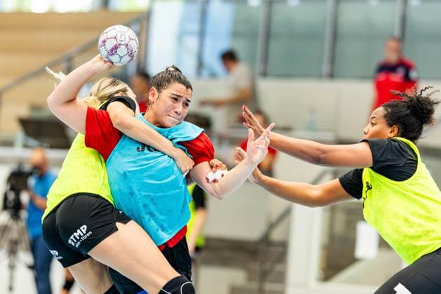 28 08 2025, GER, Handball, Women, Season 2025 2026, Alsco 1 Bundesliga, Thueringer HC Season opening public training Team presentation Anika Niederwieser Thueringer HC,14 Giulia Guarieiro Thueringer HC,13 Sharon Nooitmeer Thueringer HC,3 99947 Bad Langensalza Salza Halle Sporthalle Mehrz Thüringen Germany