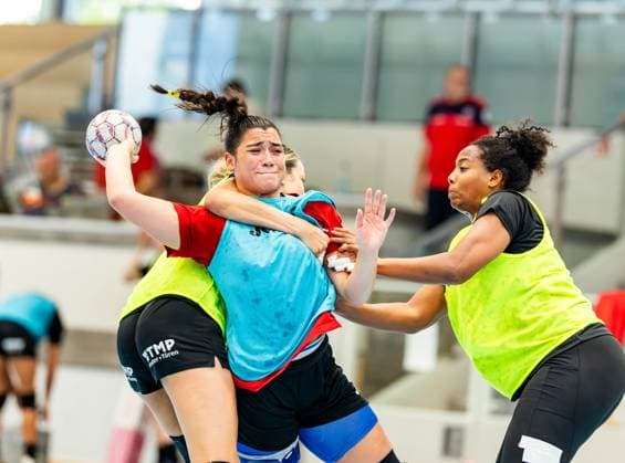 28 08 2025, GER, Handball, Women, Season 2025 2026, Alsco 1 Bundesliga, Thueringer HC Season opening public training Team presentation Anika Niederwieser Thueringer HC,14 Giulia Guarieiro Thueringer HC,13 Sharon Nooitmeer Thueringer HC,3 99947 Bad Langensalza Salza Halle Sporthalle Mehrz Thüringen Germany