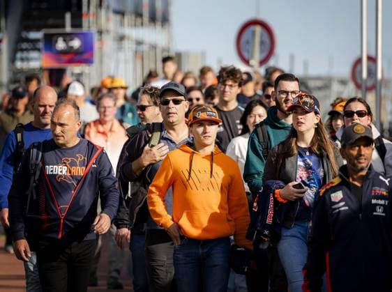 ZANDVOORT - Spectators arrive for the first free practice session before the Dutch F1 Grand Prix at the Zandvoort Circuit. ANP SEM VAN DER WAL xVIxANPxSportx xxANPxIVx 534396208 originalFilename: 534396208.jpg