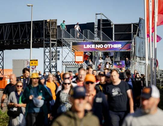 ZANDVOORT - Spectators arrive for the first free practice session before the Dutch F1 Grand Prix at the Zandvoort Circuit. ANP SEM VAN DER WAL xVIxANPxSportx xxANPxIVx 534396372 originalFilename: 534396372.jpg