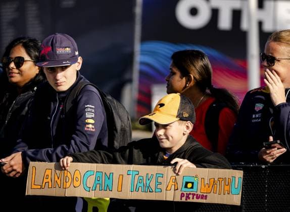 ZANDVOORT - Fans await the arrival of the drivers for the first free practice session prior to the Dutch F1 Grand Prix at the Zandvoort Circuit. ANP SEM VAN DER WAL xVIxANPxSportx xxANPxIVx 534396665 originalFilename: 534396665.jpg