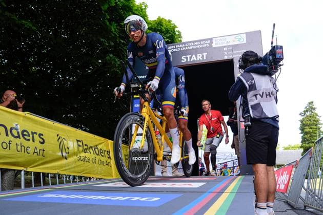 2025 UCI Para-cycling Road World Championships Picture by Olly Hassell SWpix.com - 29 08 2025 - Cycling - 2025 UCI Para-cycling Road World Championships - Ronse, Flanders, Belgium - Men B Individual Time Trial (ITT) - Nelson Javier Serna Moreno piloted by Marvin Angarita Reyes (Colombia) Copyright: x xSWpix.comx(t axPhotographyxHubxLtd)xOllyxHassell SWpix.comx SWP-3069-0454
