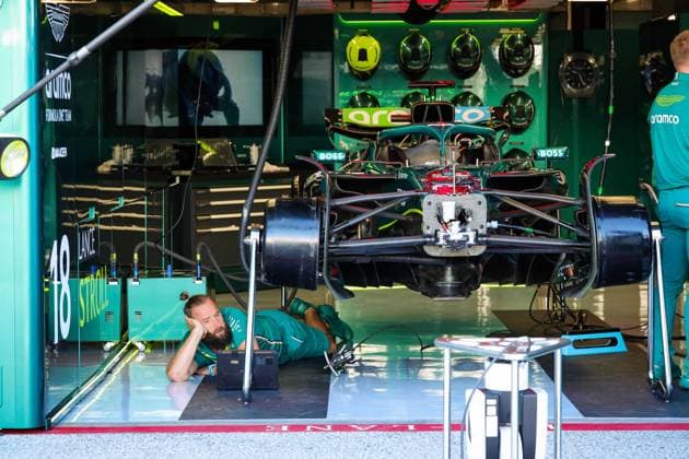 F1 - DUTCH GRAND PRIX 2025 Aston Martin F1 Team, mechanic under the Aston Martin F1 Team AMR25, in the garage, box, during the 2025 Formula 1 Heineken Dutch Grand Prix, 15th round of the 2025 FIA Formula One World Championship, WM, Weltmeisterschaft from August 29 to 31, 2025 on the Zandvoort Circuit, in Zandvoort, Netherlands - ZandvoortNetherlands  Copyright: xFLORENTxGOODENx