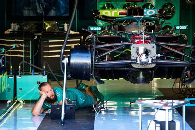 F1 - DUTCH GRAND PRIX 2025 Aston Martin F1 Team, mechanic under the Aston Martin F1 Team AMR25, in the garage, box, during the 2025 Formula 1 Heineken Dutch Grand Prix, 15th round of the 2025 FIA Formula One World Championship, WM, Weltmeisterschaft from August 29 to 31, 2025 on the Zandvoort Circuit, in Zandvoort, Netherlands - ZandvoortNetherlands  Copyright: xFLORENTxGOODENx
