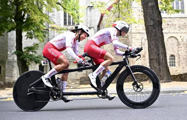 Poland Katarzyna Orzechowska and pilot Dorota Wojcikiewicz-Plotkowiak (WB) pictured in action during the individual time trial at the UCI Para-cycling Road World Championships, Friday 29 August 2025, in Ronse. The UCI Para-Cycling Road World Championships take place from 28 to 31 Augustus in Ronse. JASPERxJACOBS  x132720643x