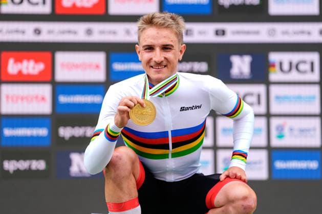 2025 UCI Para-cycling Road World Championships Picture by Olly Hassell SWpix.com - 29 08 2025 - Cycling - 2025 UCI Para-cycling Road World Championships - Ronse, Flanders, Belgium - Men C5 Individual Time Trial (ITT) Podium - Franz-Josef Lässer (Austria) receiving the Gold Medal to become World Champion Copyright: x xSWpix.comx(t axPhotographyxHubxLtd)xOllyxHassell SWpix.comx SWP-3069-0629