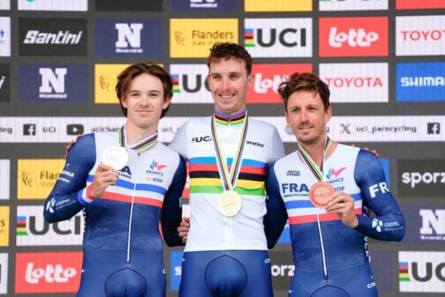 2025 UCI Para-cycling Road World Championships Picture by Olly Hassell SWpix.com - 29 08 2025 - Cycling - 2025 UCI Para-cycling Road World Championships - Ronse, Flanders, Belgium - Men C4 Individual Time Trial (ITT) Podium - Mattis Lebeau (France) receiving the Gold Medal to become World Champion, Gatien Le Rousseau (France) receiving the Silver Medal an Kevin Le Cunff (France) receiving the Bronze Medal Copyright: x xSWpix.comx(t axPhotographyxHubxLtd)xOllyxHassell SWpix.comx SWP-3069-0632