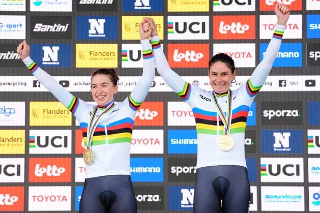 2025 UCI Para-cycling Road World Championships Picture by Olly Hassell SWpix.com - 29 08 2025 - Cycling - 2025 UCI Para-cycling Road World Championships - Ronse, Flanders, Belgium - Women B Individual Time Trial (ITT) Podium - Katie-George Dunlevy and pilot Linda Kelly (Ireland) receiving the Gold Medals to become World Champions Copyright: x xSWpix.comx(t axPhotographyxHubxLtd)xOllyxHassell SWpix.comx SWP-3069-0643