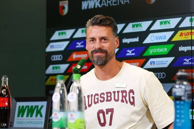 Chef-Trainer Sandro Wagner (FC Augsburg) bei der PK, Pressekonferenz, FC Augsburg, Fussball, 1. Bundesliga Saison 2025 2026, 29.08.2025 Augsburg Bayern Deutschland *** Head coach Sandro Wagner FC Augsburg at the PK, Press conference, FC Augsburg, Football, 1 Bundesliga season 2025 2026, 29 08 2025 Augsburg Bayern Germany Copyright: xkolbert-press ChristianxKolbertx
