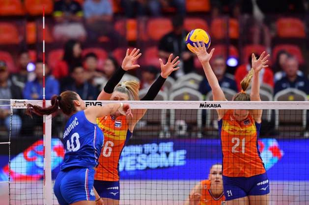 FIVB Volleyball Women™s World Championship, WM, Weltmeisterschaft 2025 Elles Dambrink 26 and Britte Stuut 21 of the Netherlands are in action during the FIVB Volleyball Women s World Championship 2025 round of 16 between the Netherlands and Serbia at Indoor Stadium Hua-Mak in Bangkok, Thailand, on August 29, 2025. Bangkok Thailand  Copyright: xVachiraxVachirax originalFilename:kalong-volleyba160101_npnyz.jpg