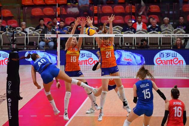 FIVB Volleyball Women™s World Championship, WM, Weltmeisterschaft 2025 Britte Stuut 21 and Sarah van Aalen 10 of the Netherlands are in action during the FIVB Volleyball Women s World Championship 2025 round of 16 between the Netherlands and Serbia at Indoor Stadium Hua-Mak in Bangkok, Thailand, on August 29, 2025. Bangkok Thailand  Copyright: xVachiraxVachirax originalFilename:kalong-volleyba160101_npSb2.jpg