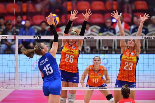 FIVB Volleyball Women™s World Championship, WM, Weltmeisterschaft 2025 Elles Dambrink 26 and Eline Timmerman 23 of the Netherlands are in action during the FIVB Volleyball Women s World Championship 2025 round of 16 between the Netherlands and Serbia at Indoor Stadium Hua-Mak in Bangkok, Thailand, on August 29, 2025. Bangkok Thailand  Copyright: xVachiraxVachirax originalFilename:kalong-volleyba160101_np799.jpg