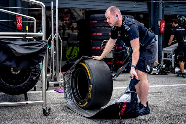 Tyre man of Mercedes during the match Formula 1 Zandvoort friday 2025, free practice at the Formula 1 circuit Zandvoort for the Formula One Zandvoort friday 2025 season 2025 2026 in ZANDVOORT, Netherlands on 29 august 2025, photo by Marcel van Dorst EYE4images DeFodi Images DATUM AANPASSEN