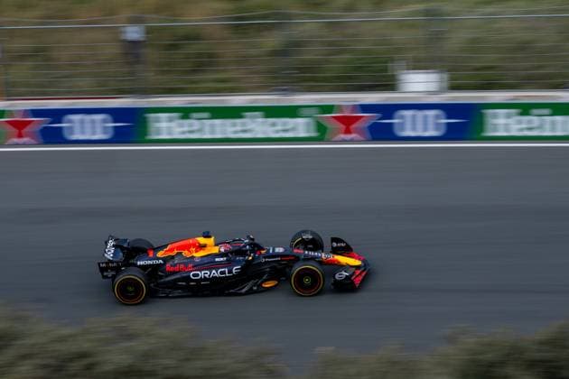Max Verstappen Oracle Red Bull Racing, Netherlands, 01 in the RB21 in the banked finish curve, NED, Formula 1 World Championship, Heineken Grand Prix of the Netherlands, Circuit Zandvoort, Free Practice, 2025 season, 29 08 2025 NED, Formula 1 World Championship, Heineken Grand Prix of the Netherlands, Circuit Zandvoort, Free Practice, 2025 season, 29 08 2025 Zandvoort Copyright: xEibner-Pressefoto Memmlerx EP_MMR