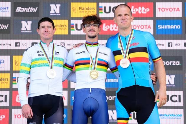 2025 UCI Para-cycling Road World Championships Picture by Olly Hassell SWpix.com - 29 08 2025 - Cycling - 2025 UCI Para-cycling Road World Championships - Ronse, Flanders, Belgium - Men C2 Individual Time Trial (ITT) Podium - Alexandre LeautÃ (France) receiving the Gold Medal to become World Champion, Darren Hicks (Australia) receiving the Silver Medal and Ewoud Vromant (Belgium) receiving the Bronze Medal Copyright: x xSWpix.comx(t axPhotographyxHubxLtd)xOllyxHassell SWpix.comx SWP-3069-0777