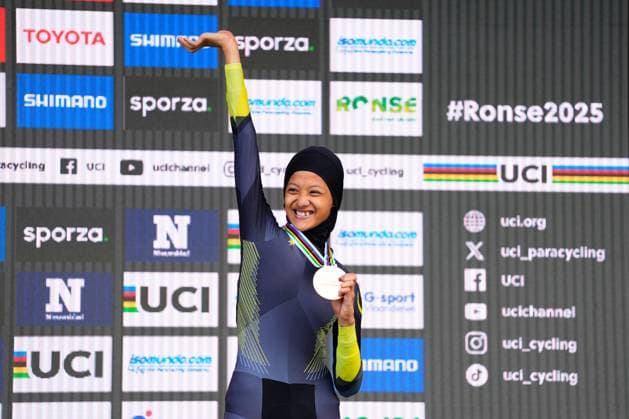 2025 UCI Para-cycling Road World Championships Picture by Olly Hassell SWpix.com - 29 08 2025 - Cycling - 2025 UCI Para-cycling Road World Championships - Ronse, Flanders, Belgium - Women C1 Individual Time Trial (ITT) Podium - Nuraini Muhamad Shukri (Malaysia) receiving the Bronze Medal Copyright: x xSWpix.comx(t axPhotographyxHubxLtd)xOllyxHassell SWpix.comx SWP-3069-0778