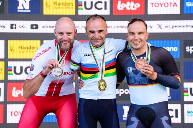 2025 UCI Para-cycling Road World Championships Picture by Olly Hassell SWpix.com - 29 08 2025 - Cycling - 2025 UCI Para-cycling Road World Championships - Ronse, Flanders, Belgium - Men C1 Individual Time Trial (ITT) Podium - Ricardo Ten Argiles (Spain) receiving the Gold Medal to become World Champion, Zbigniew Maciejewski (Poland) receiving the Silver Medal and Pierre Senska (Germany) receiving the Bronze Medal Copyright: x xSWpix.comx(t axPhotographyxHubxLtd)xOllyxHassell SWpix.comx SWP-3069-0787