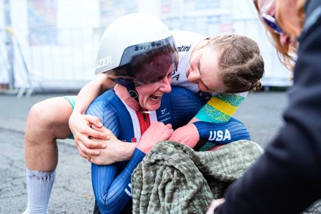 2025 UCI Para-cycling Road World Championships Picture by Olly Hassell SWpix.com - 29 08 2025 - Cycling - 2025 UCI Para-cycling Road World Championships - Ronse, Flanders, Belgium - Women C3 Individual Time Trial (ITT) - Emily Petricola (Australia) congratulating Clara Brown (USA) on her Bronze Copyright: x xSWpix.comx(t axPhotographyxHubxLtd)xOllyxHassell SWpix.comx SWP-3069-0821