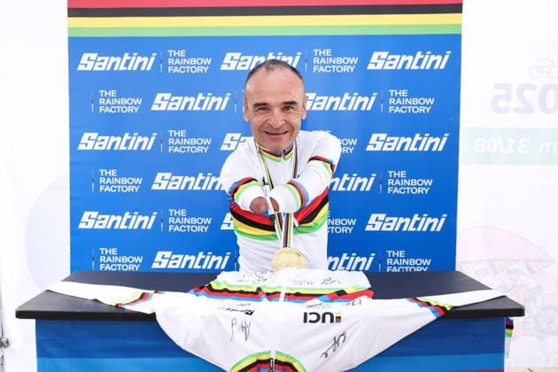 2025 UCI Para-cycling Road World Championships Picture by John Clifton SWpix.com - 29 08 2025 - Cycling - 2025 UCI Para-cycling Road World Championships - Ronse, Flanders, Belgium - Men C1 Individual Time Trial (ITT) Podium - Ricardo Ten Argiles (Spain) Signs the Santini World Champions Jersey Copyright: x xSWpix.comx(t axPhotographyxHubxLtd)xJohnxClifton SWpix.comx SWP-3069-0853
