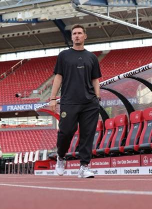 29 08 2025 Soccer Season 2025 2026 2 Soccer Bundesliga 04 Matchday 1 FC Nürnberg FCN Club SC Paderborn 07 SCP Sportfoto Zink DaMa xdaxmax DFL regulations prohibit any use of photographs as image sequences and or quasi video only for editorial use Miroslav Miro Klose Trainer 1 FC Nürnberg FCN nachdenklich