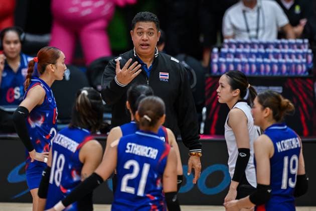 Japan v Thailand - FIVB Women’s World Volleyball Championship BANGKOK, THAILAND - AUGUST 29: Head cocah of Thailand Kiattipong Radchatagriengkai gives tactics during the FIVB Women’s World Volleyball Championship match between Japan and Thailand at Huamark Indoor Stadium in Bangkok, Thailand, on August 29, 2025. Mustafa Hatipoglu Anadolu Banghok Thailand. Editorial use only. Please get in touch for any other usage.  Copyright: x2025xAnadoluxMustafaxHatipoglux