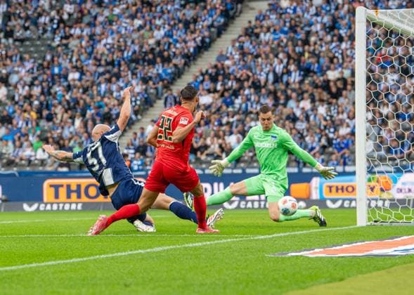 Fussball, Herren, Saison 2025 2026, 2. Bundesliga (4. Spieltag), Hertha BSC - SV Elversberg, Younes Ebnoutalib (Elversberg) erzielt das Tor zum 0:1 gegen Toni Leistner (Hertha BSC) und Torhüter Tjark Ernst (Hertha BSC), 29.08. 2025, *** Soccer, Men, Season 2025 2026, 2 Bundesliga 4 Matchday , Hertha BSC SV Elversberg, Younes Ebnoutalib Elversberg scores the goal to 0 1 against Toni Leistner Hertha BSC and goalkeeper Tjark Ernst Hertha BSC , 29 08 2025, Copyright: xSebastianxRäppold MatthiasxKochx