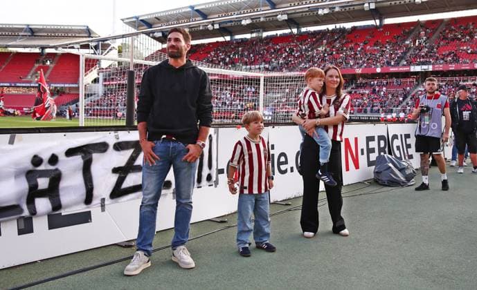 29 08 2025, xmohx, Fußball 2 Bundesliga, 1 FC Nuernberg SC Paderborn 07 v l Ex Nuremberg player Enrico Valentini gets a choreography Nuremberg fans as a present from the fans, stands with his family in front, next to it, behind it, takes pictures with his smartphone and his wife also takes pictures DFL DFB REGULATIONS PROHIBIT ANY USE OF PHOTOGRAPHS as IMAGE SEQUENCES and or QUASI VIDEO Nuernberg