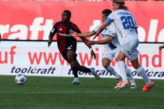 Mohamed Ali Zoma 23 1FC Nuernberg on the ball, pursued by Felix Goetze 20 SC Paderborn 07 , 1 FC Nuernberg vs SC Paderborn 07, DFL, 2 Bundesliga, Saison 2025 2026, Max Morlock Stadion, 4 Spieltag, Hinrunde, 29 08 2025 DFB regulations prohibit any use of photographs as image sequences and or quasi video Nuernberg Bayern Germany Copyright: xkolbert-press MartinxAgüerax