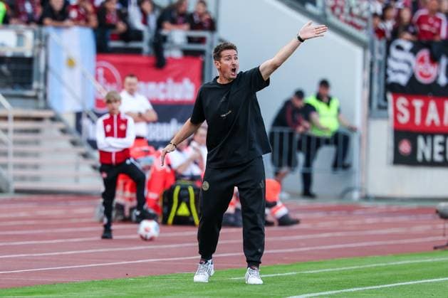 Head coach Miroslave Klose 1 FC Nuernberg gesticulates, gives instructions, 1 FC Nuernberg vs SC Paderborn 07, DFL, 2 Bundesliga, Saison 2025 2026, Max Morlock Stadion, 4 Spieltag, Hinrunde, 29 08 2025 DFB regulations prohibit any use of photographs as image sequences and or quasi video Nuernberg Bayern Germany Copyright: xkolbert-press MartinxAgüerax