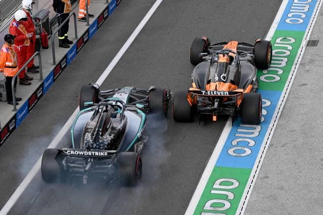 29 08 2025, xrarjax, Motorsport FIA Formula 1, 2025 Dutch Grand Prix v l George Russell Mercedes AMG Petronas starting number 63 Oscar Piastri McLaren starting number 81 almost collide in the pit lane DFL DFB REGULATIONS PROHIBIT ANY USE OF PHOTOGRAPHS as IMAGE SEQUENCES and or QUASI VIDEO Zandvoort