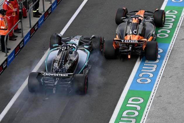 29 08 2025, xrarjax, Motorsport FIA Formula 1, 2025 Dutch Grand Prix v l George Russell Mercedes AMG Petronas starting number 63 Oscar Piastri McLaren starting number 81 almost collide in the pit lane DFL DFB REGULATIONS PROHIBIT ANY USE OF PHOTOGRAPHS as IMAGE SEQUENCES and or QUASI VIDEO Zandvoort