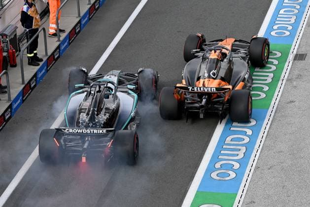 29 08 2025, xrarjax, Motorsport FIA Formula 1, 2025 Dutch Grand Prix v l George Russell Mercedes AMG Petronas starting number 63 Oscar Piastri McLaren starting number 81 almost collide in the pit lane DFL DFB REGULATIONS PROHIBIT ANY USE OF PHOTOGRAPHS as IMAGE SEQUENCES and or QUASI VIDEO Zandvoort