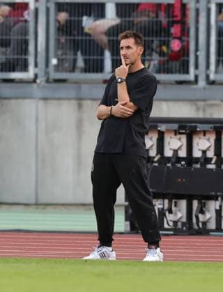 29 08 2025 Soccer Season 2025 2026 2 Soccer Bundesliga 04 Matchday 1 FC Nürnberg FCN Club SC Paderborn 07 SCP Sportfoto Zink DaMa xdaxmax DFL regulations prohibit any use of photographs as image sequences and or quasi video only for editorial use Miroslav Miro Klose Trainer 1 FC Nürnberg FCN nachdenklich