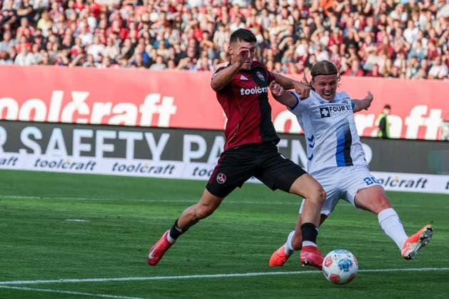 Semir Telalovic 9 1FC Nuernberg in front of Felix Goetze 20 SC Paderborn 07 on the ball, action, goal chance, 1 FC Nuernberg vs SC Paderborn 07, DFL, 2 Bundesliga, Saison 2025 2026, Max Morlock Stadion, 4 Spieltag, Hinrunde, 29 08 2025 DFB regulations prohibit any use of photographs as image sequences and or quasi video Nuernberg Bayern Germany Copyright: xkolbert-press MartinxAgüerax