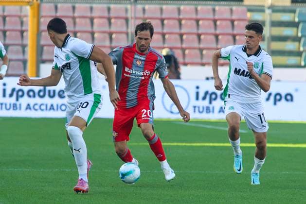 August 29, 2025, Cremona, ITALY: US Cremonese s Franco Damian Vazquez battle for the ball with US Sassuolo s Daniel Boloca an US Sassuolo s Tarik Muharemovic during the italian soccer Serie A match between US Cremonesee vs US Sassuolo on august 30, 2025 at the Renato Zini stadium in Cremona, Italy. ANSA . Soccer: Serie A; Cremonese Vs Sassuolo  - ZUMAa110 20250829_zaf_a110_037 Copyright: xDavidexCasentinix