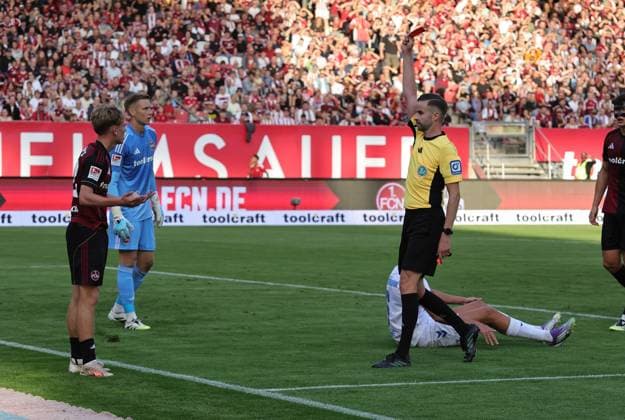 29 08 2025 Soccer Season 2025 2026 2 Soccer Bundesliga 04 Matchday 1 FC Nürnberg FCN Club SC Paderborn 07 SCP Sportfoto Zink DaMa xdaxmax DFL regulations prohibit any use of photographs as image sequences and or quasi video only for editorial use Michael Bacher Referee shows Tim Janisch 32, 1 FC Nürnberg FCN the red card Red, which he takes back afterwards