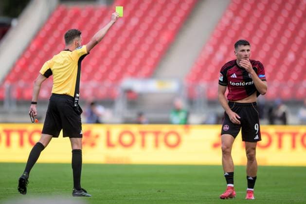 Soccer, 2 Bundesliga, 20250829, 1 FC Nürnberg SC Paderborn In the picture from l Referee Michael BACHER shows, Semir TELALOVIC Nuremberg, 9 yellow card Nuremberg Max Morlock Stadion Bayern Germany Copyright: Passion2Press MarkusxFischerx